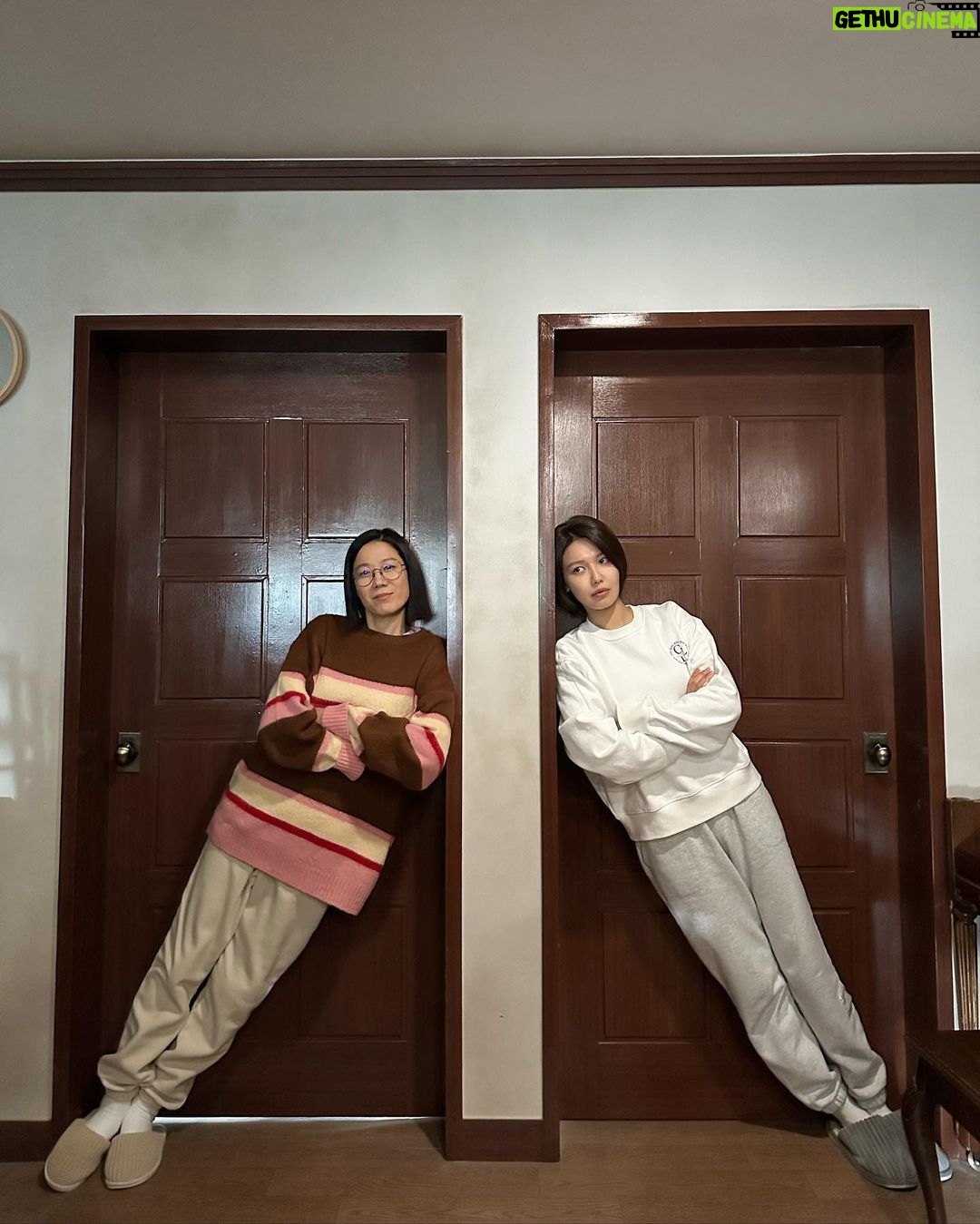 Choi Soo-young Instagram - 유난히 긴 밤을 걷는 세상의 모든 ‘은미‘ 와 진희’에게. 잘 살아내주어서 고맙습니다.♥️ 진희야 잘가! #남남