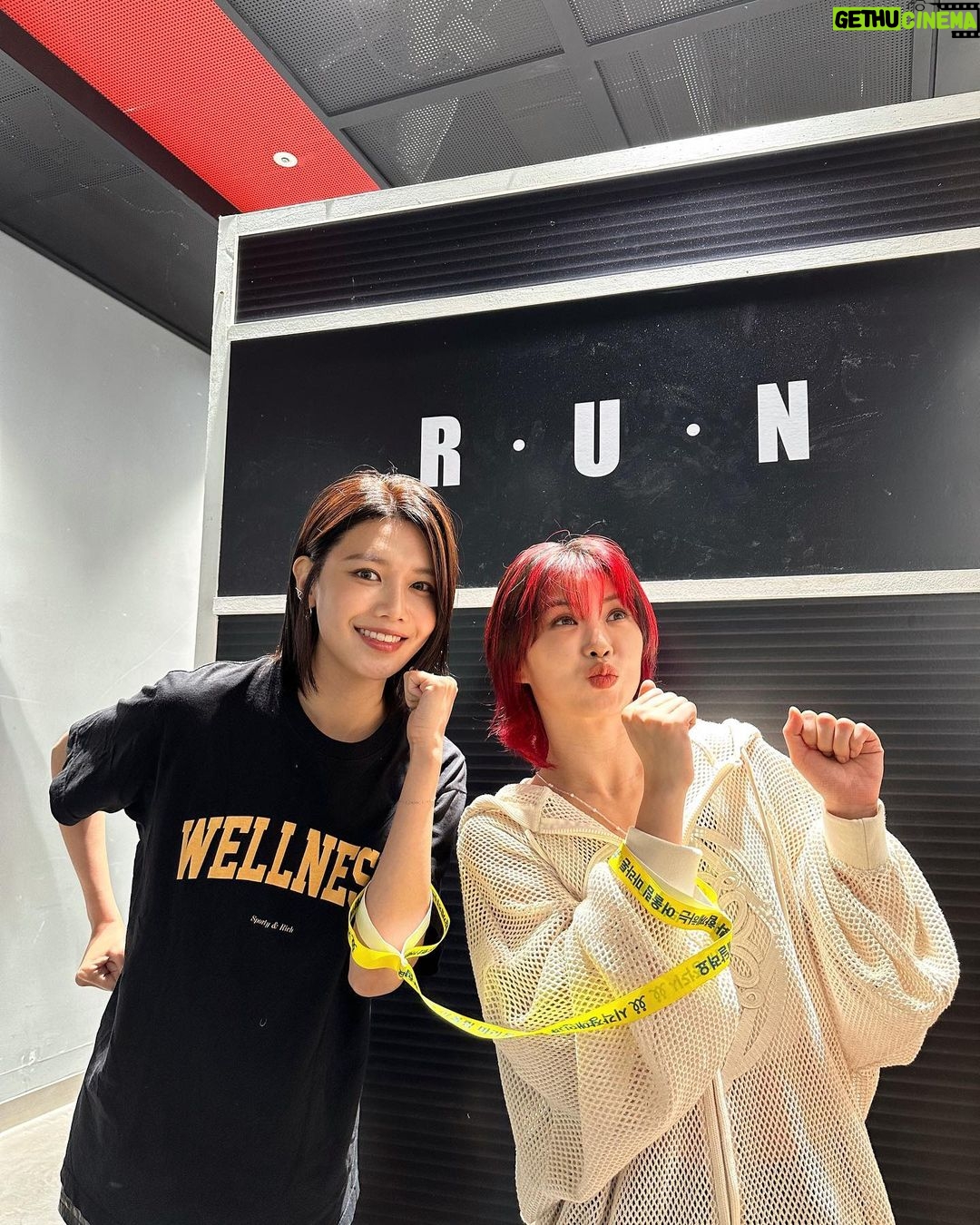 Choi Soo-young Instagram - 어울림마라톤을 응원하는 @aiki_kr @lavieenbluu @oneshot.hs @kwon_jo @jaehwan0527 #이현 님과🫶 시각장애인과 함께하는 #어울림마라톤 3일 앞으로 다가왔습니다🏃🏻♀️♥️ #함께달려요 #어울림마라톤대회