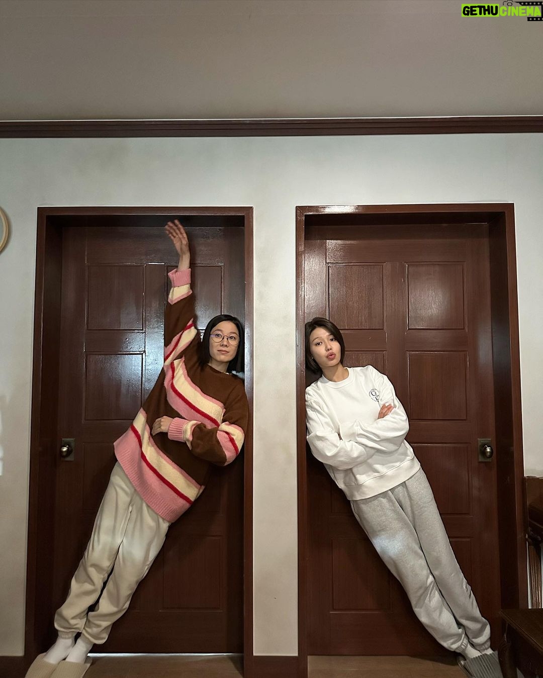 Choi Soo-young Instagram - 유난히 긴 밤을 걷는 세상의 모든 ‘은미‘ 와 진희’에게. 잘 살아내주어서 고맙습니다.♥️ 진희야 잘가! #남남