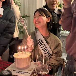 Choi Soo-young Instagram - 좋지도 나쁘지도 않고 완벽한 , 조금 이른 생일파티 with 와이프 팀💓🌈 (시작은쫑파티였으나생일축하해달라고떼씀)