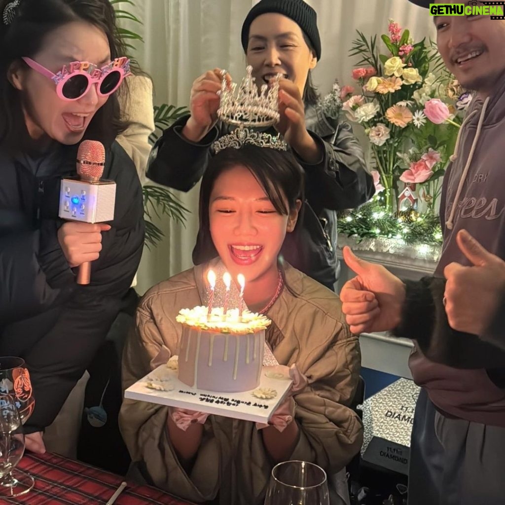 Choi Soo-young Instagram - 좋지도 나쁘지도 않고 완벽한 , 조금 이른 생일파티 with 와이프 팀💓🌈 (시작은쫑파티였으나생일축하해달라고떼씀)