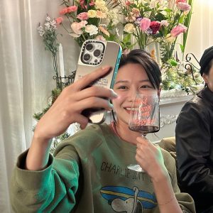 Choi Soo-young Instagram - 좋지도 나쁘지도 않고 완벽한 , 조금 이른 생일파티 with 와이프 팀💓🌈 (시작은쫑파티였으나생일축하해달라고떼씀)