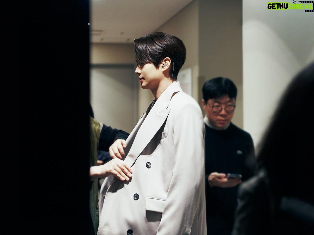 Choi Woo-shik Instagram - Osaka 양 찾으러 돌아다닐때 그 기분 아직도 못잊어.