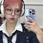 Choi Ye-na Instagram - 예나 사원 뮤뱅 출근 완료🖤🤍