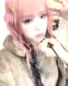 Choi Ye-na Instagram - 예나 어디가요☀️⁉️ 인기가요💗🎤