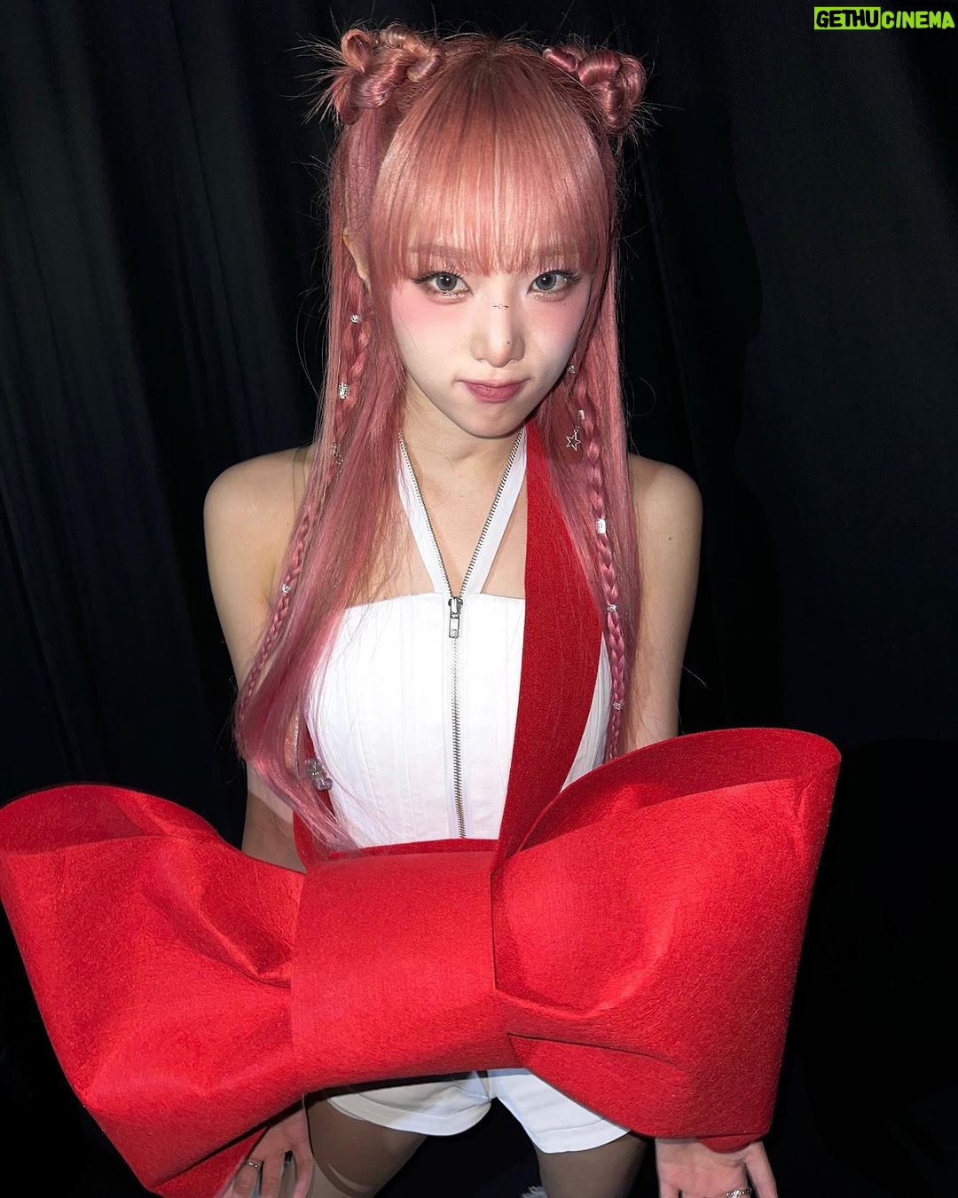 Choi Ye-na Instagram - 2024 HAPPY NEW YEAR PARTY💗🙇♀️