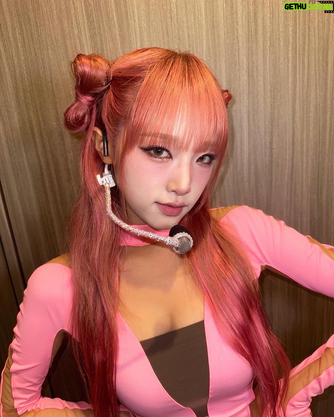 Choi Ye-na Instagram - 2024 HAPPY NEW YEAR PARTY💗🙇♀️