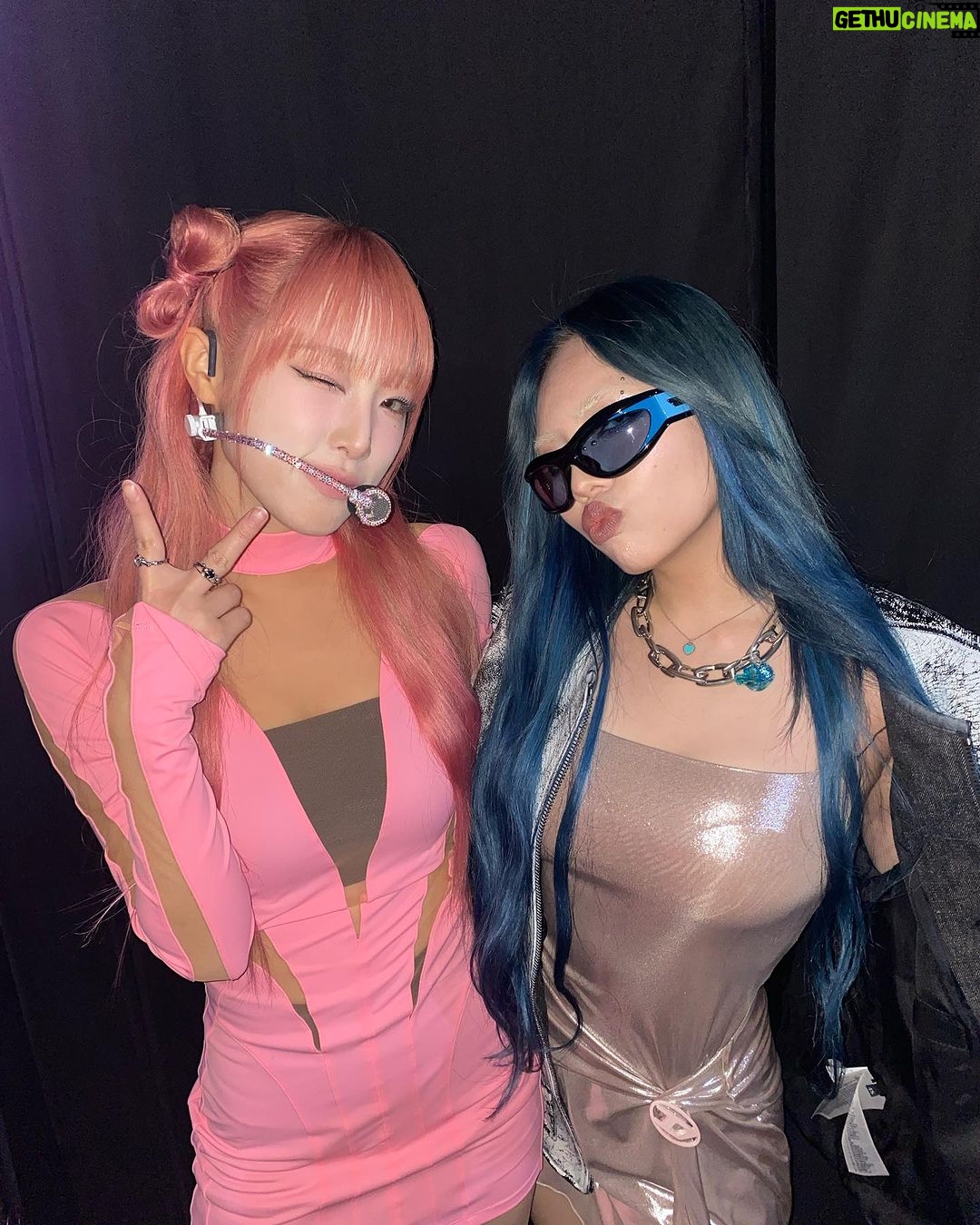 Choi Ye-na Instagram - 2024 HAPPY NEW YEAR PARTY💗🙇♀️