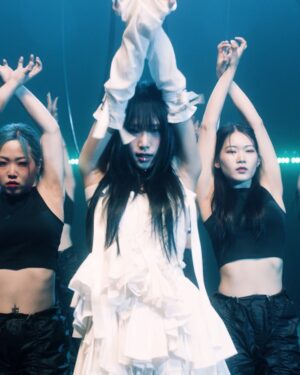 Choi Ye-na Instagram - 지금 Wicked love MV가 선공개 되었습니다🖤