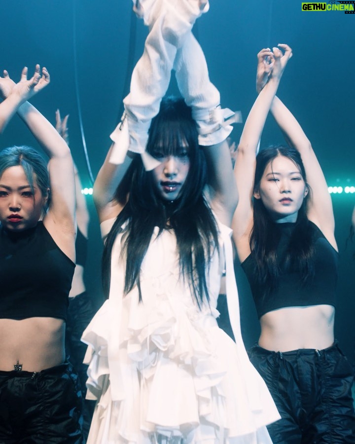 Choi Ye-na - 421K Likes - 지금 Wicked love MV가 선공개 되었습니다🖤