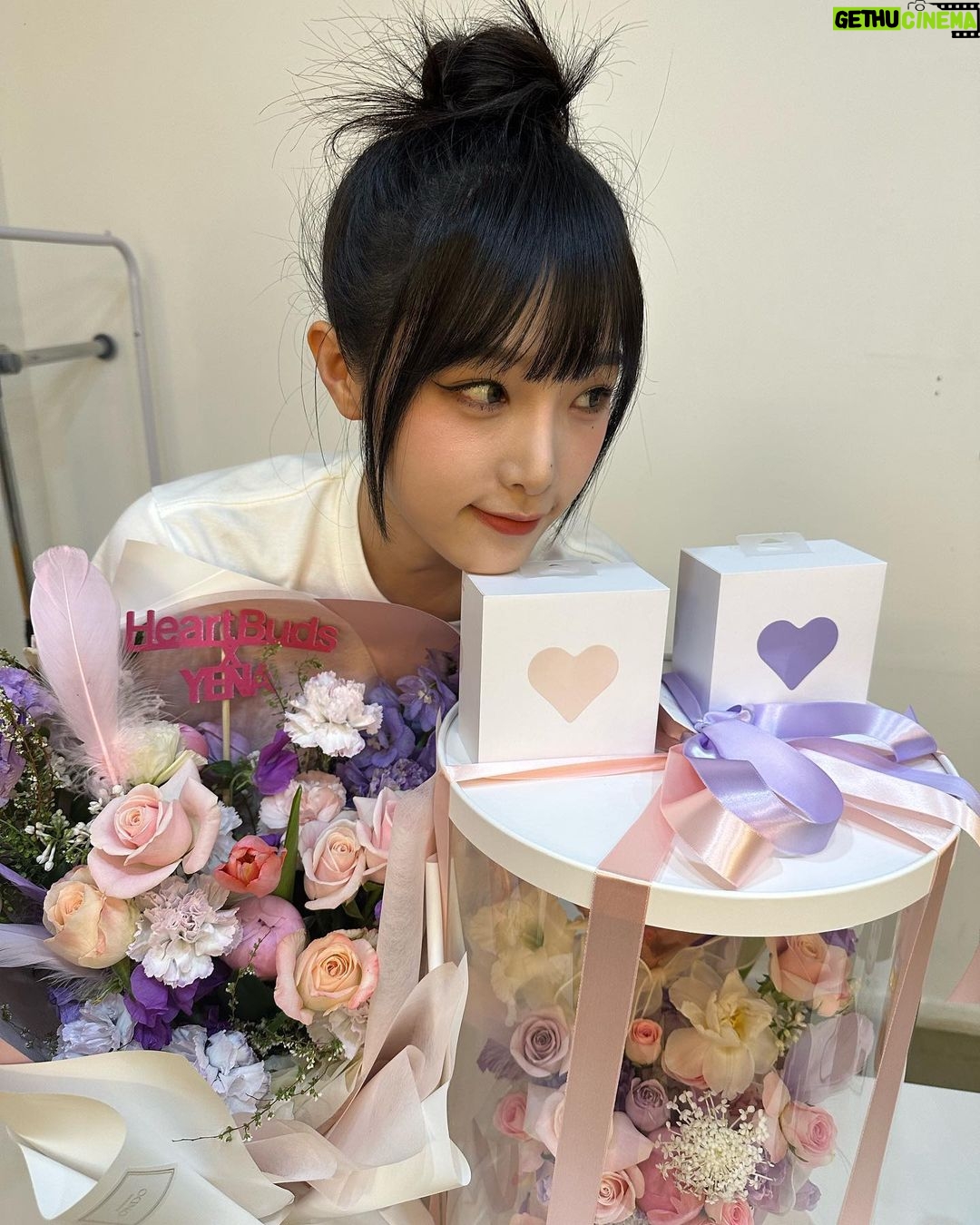 Choi Ye-na Instagram - 하트버즈 귀엽다..💗 @heartbuds_korea
