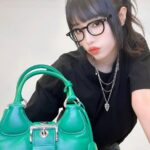 Choi Ye-na Instagram - #광고 2002 S/S 컬렉션에서 처음 선보였던 디자인을 재해석한 #PradaMoon Bag💚 @prada