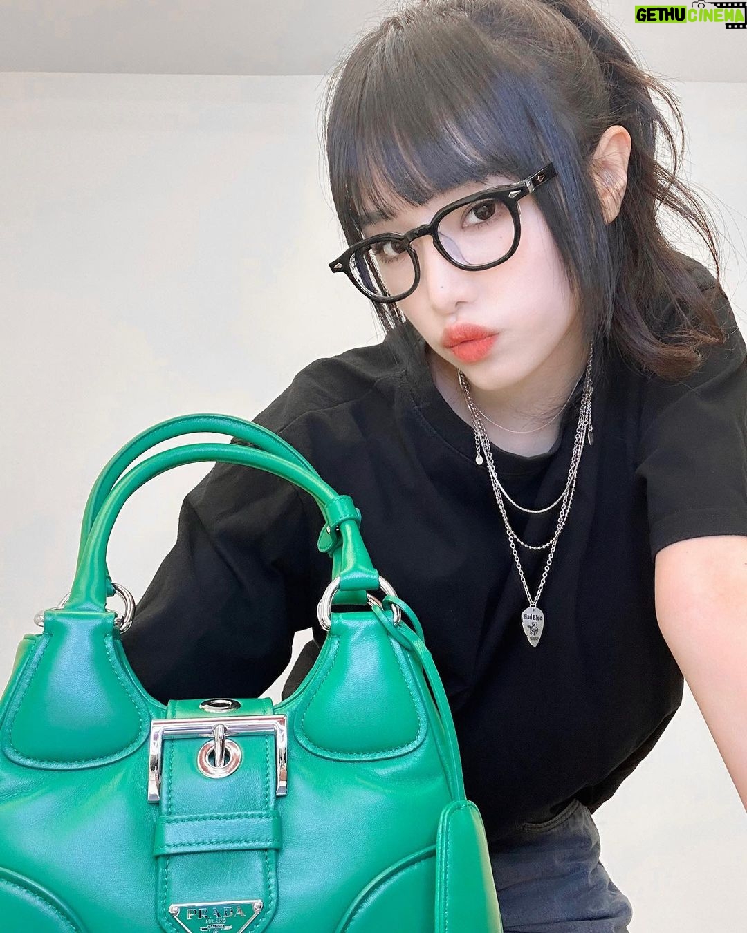 Choi Ye-na Instagram - #광고 2002 S/S 컬렉션에서 처음 선보였던 디자인을 재해석한 #PradaMoon Bag💚 @prada