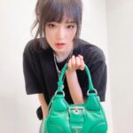 Choi Ye-na Instagram - #광고 2002 S/S 컬렉션에서 처음 선보였던 디자인을 재해석한 #PradaMoon Bag💚 @prada