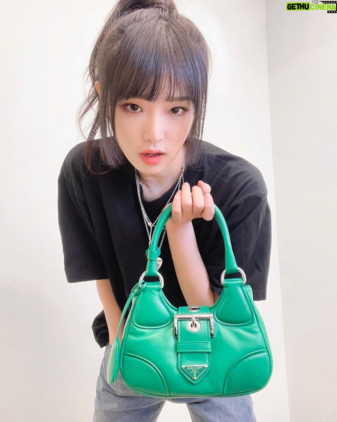 Choi Ye-na Instagram - #광고 2002 S/S 컬렉션에서 처음 선보였던 디자인을 재해석한 #PradaMoon Bag💚 @prada