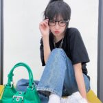 Choi Ye-na Instagram - #광고 2002 S/S 컬렉션에서 처음 선보였던 디자인을 재해석한 #PradaMoon Bag💚 @prada