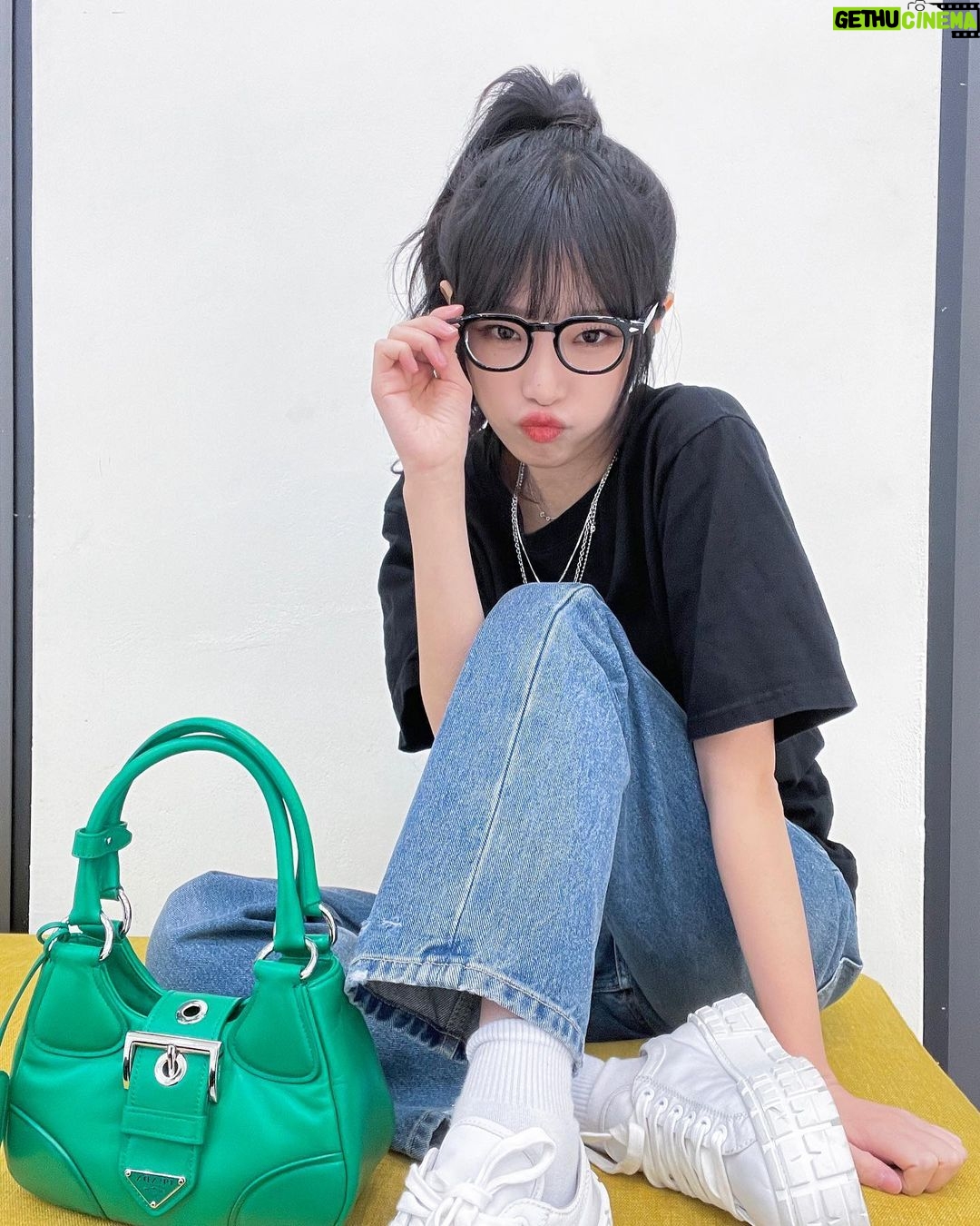 Choi Ye-na Instagram - #광고 2002 S/S 컬렉션에서 처음 선보였던 디자인을 재해석한 #PradaMoon Bag💚 @prada