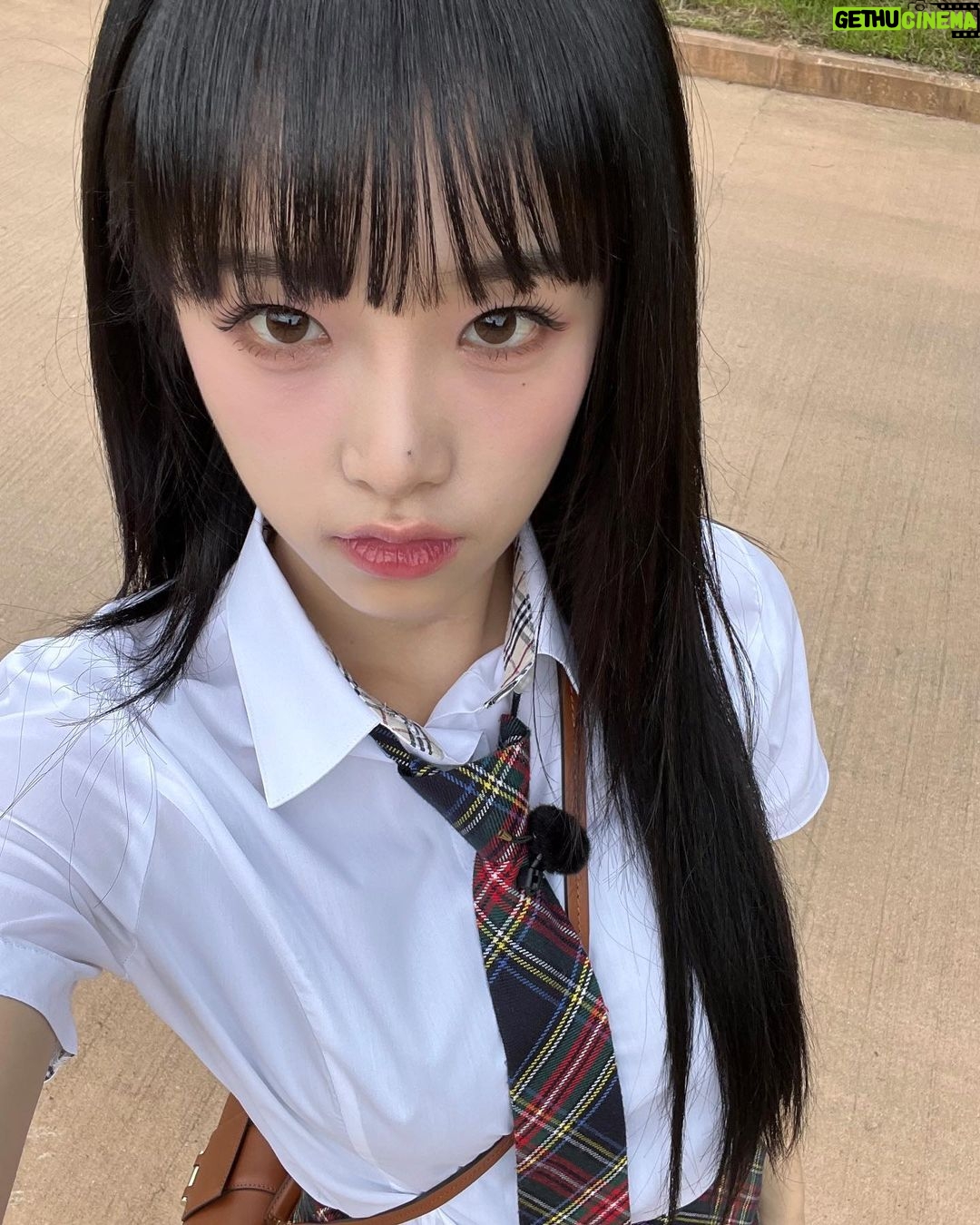 Choi Ye-na Instagram - 예나랑 아는형님보면서 즐추🏫💕 다음 주도 본방사수😘🫰