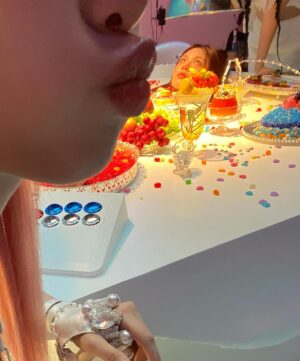 Choi Ye-na Instagram - 🍭💗🍭🩵🍭
