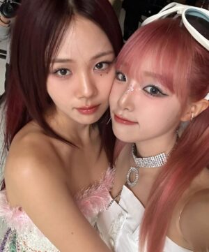 Choi Ye-na Instagram - 🍭💗🍭🩵🍭