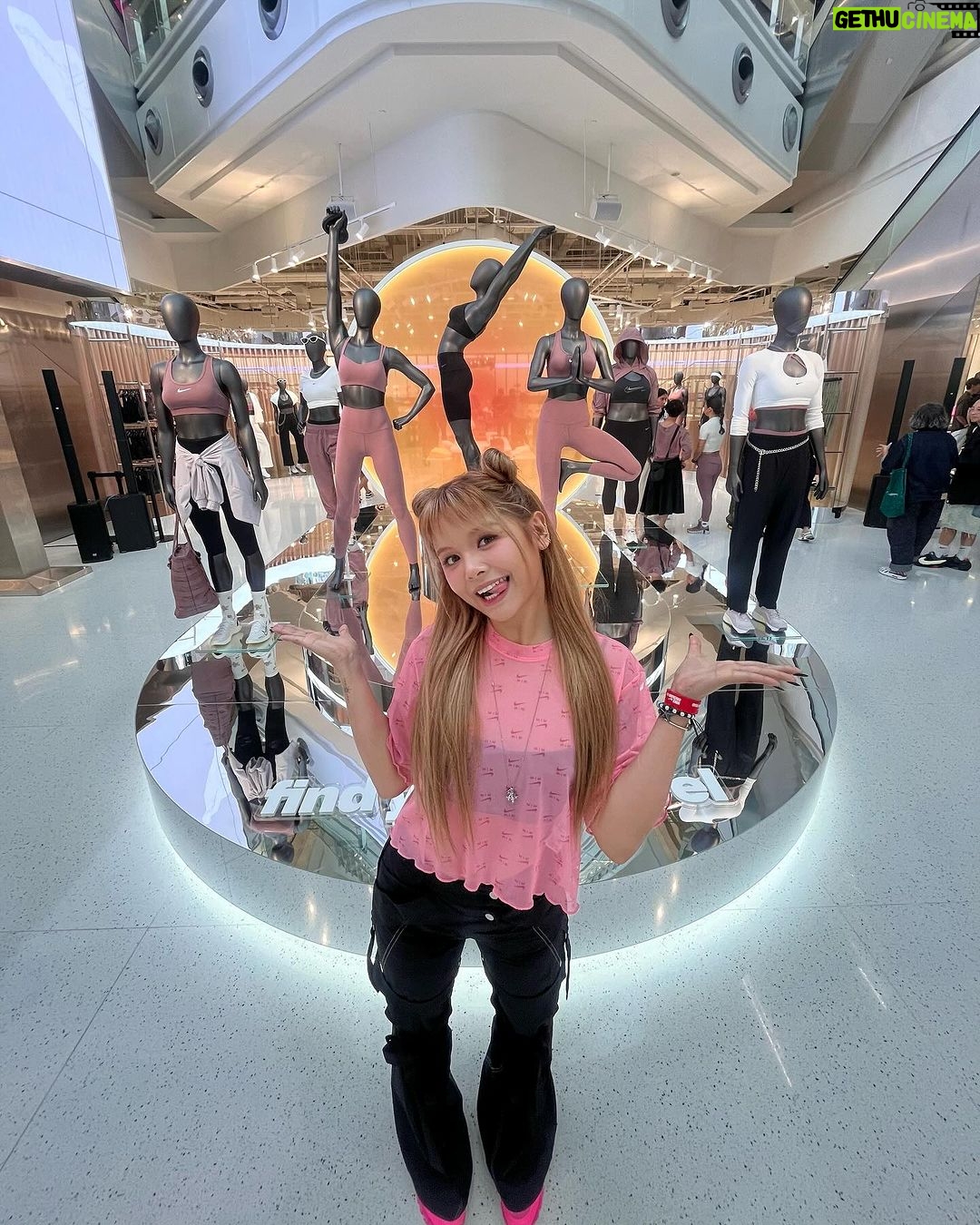 Chonnasorn Sajakul Instagram - Congratulations @nike on the new store opening at Orchard Road 🫶🏼 I’m so happy and honored to be a part of the Nike family. This Nike store feels more like a Nike MALL to me honestly… THIS PLACE IS HUGE, and I swear they have all the products you need in there 👀 If you guys are ever in Orchard Road, don’t forget to come and customize your own t-shirt at the store, you won’t regret it 😃 @nikesportswear #TeamNike #NikeOrchardRoad Singapore