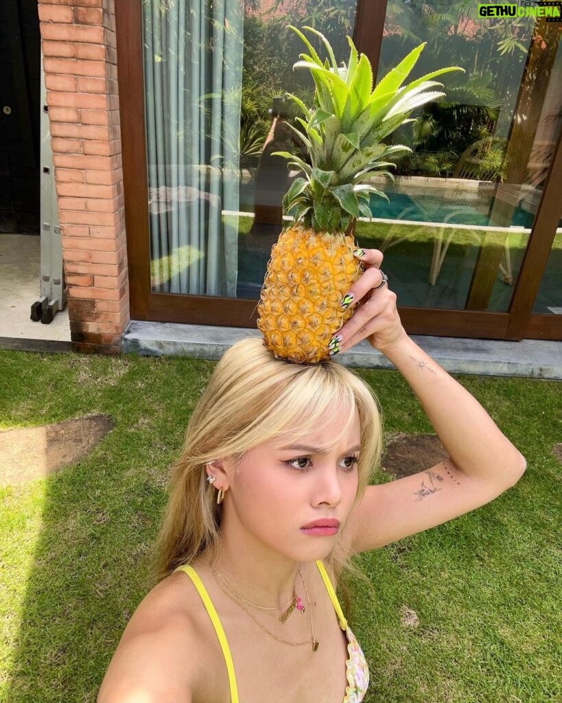Chonnasorn Sajakul Instagram - Thanks for the pineapple 🍍 The only problem is… I don’t think I know how to cut open this 😂 Bali, Indonesia