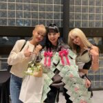 Chonnasorn Sajakul Instagram - We are so proud of you Lalisa! เพื่อนเก่ง เพื่อนสวย เพื่อนปังเวอร์ เป็นกำลังใจให้เสมอนะ พวกเราทำพวงมาลัยมาให้ขำๆ นะเเม่ โชคดีงับ 💖 Good luck with your world tour and enjoy every step of it ✨