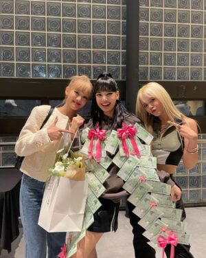 Chonnasorn Sajakul Instagram - We are so proud of you Lalisa! เพื่อนเก่ง เพื่อนสวย เพื่อนปังเวอร์ เป็นกำลังใจให้เสมอนะ พวกเราทำพวงมาลัยมาให้ขำๆ นะเเม่ โชคดีงับ 💖 Good luck with your world tour and enjoy every step of it ✨