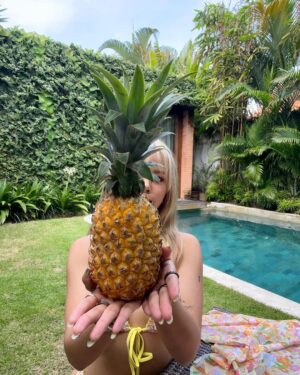 Chonnasorn Sajakul Instagram - Thanks for the pineapple 🍍 The only problem is… I don’t think I know how to cut open this 😂