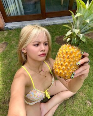 Chonnasorn Sajakul Instagram - Thanks for the pineapple 🍍 The only problem is… I don’t think I know how to cut open this 😂