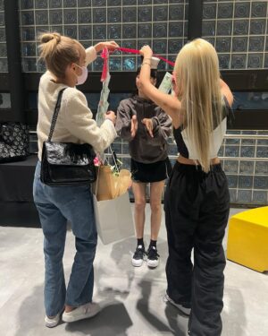Chonnasorn Sajakul Instagram - We are so proud of you Lalisa! เพื่อนเก่ง เพื่อนสวย เพื่อนปังเวอร์ เป็นกำลังใจให้เสมอนะ พวกเราทำพวงมาลัยมาให้ขำๆ นะเเม่ โชคดีงับ 💖 Good luck with your world tour and enjoy every step of it ✨