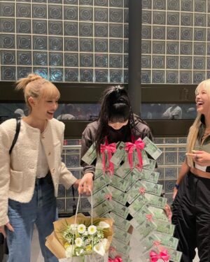 Chonnasorn Sajakul Instagram - We are so proud of you Lalisa! เพื่อนเก่ง เพื่อนสวย เพื่อนปังเวอร์ เป็นกำลังใจให้เสมอนะ พวกเราทำพวงมาลัยมาให้ขำๆ นะเเม่ โชคดีงับ 💖 Good luck with your world tour and enjoy every step of it ✨