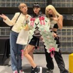 Chonnasorn Sajakul Instagram - We are so proud of you Lalisa! เพื่อนเก่ง เพื่อนสวย เพื่อนปังเวอร์ เป็นกำลังใจให้เสมอนะ พวกเราทำพวงมาลัยมาให้ขำๆ นะเเม่ โชคดีงับ 💖 Good luck with your world tour and enjoy every step of it ✨