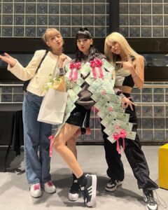 Chonnasorn Sajakul Instagram - We are so proud of you Lalisa! เพื่อนเก่ง เพื่อนสวย เพื่อนปังเวอร์ เป็นกำลังใจให้เสมอนะ พวกเราทำพวงมาลัยมาให้ขำๆ นะเเม่ โชคดีงับ 💖 Good luck with your world tour and enjoy every step of it ✨
