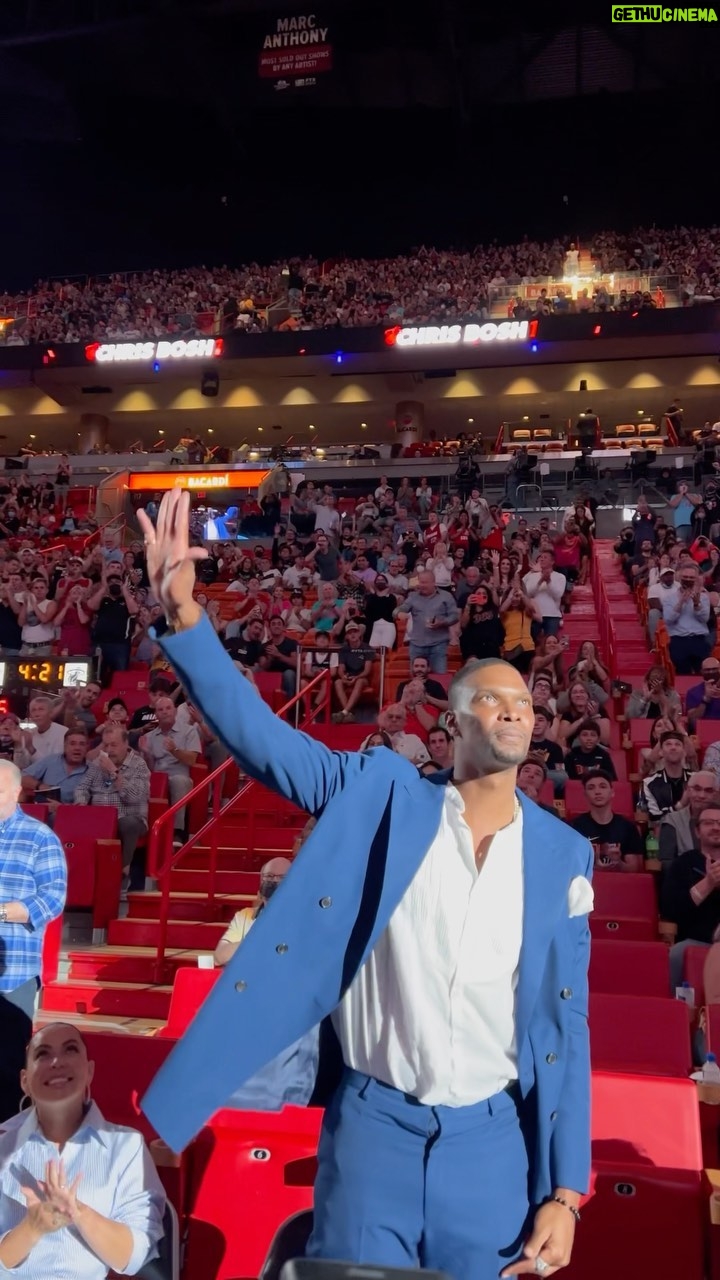 Chris Bosh - 30K Likes - Standing O from #HEATNation 👏