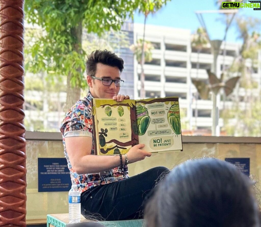 Chris Colfer Instagram - It’s always such a privilege to read to the amazing kiddos at @childrensla. Please check out @getinvolvedchla to participate in this year’s Christmas in July Book Drive! 😀📚 Childrens Hospital Los Angeles