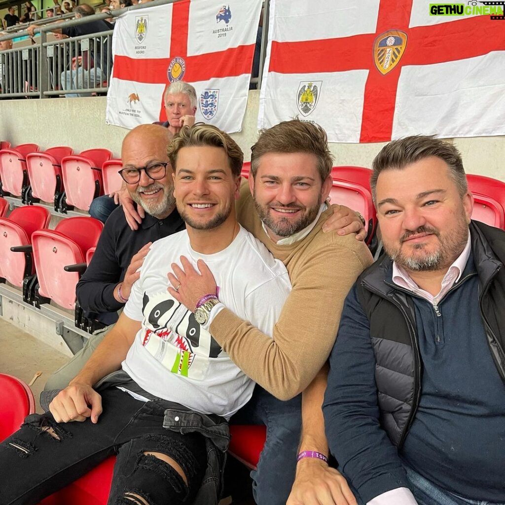 Chris Hughes Instagram - Euro 2020 final; thread. 1) Full time; rapped to some kings to lift the mood a bit. 2) Picture at half time 1-0 up with the boys. 3) Picture at 1am on the tube with the Italians. God bless this footballing nation. Proud of the English lads 🤍❤️🏴󠁧󠁢󠁥󠁮󠁧󠁿🦁 Wembley Stadium