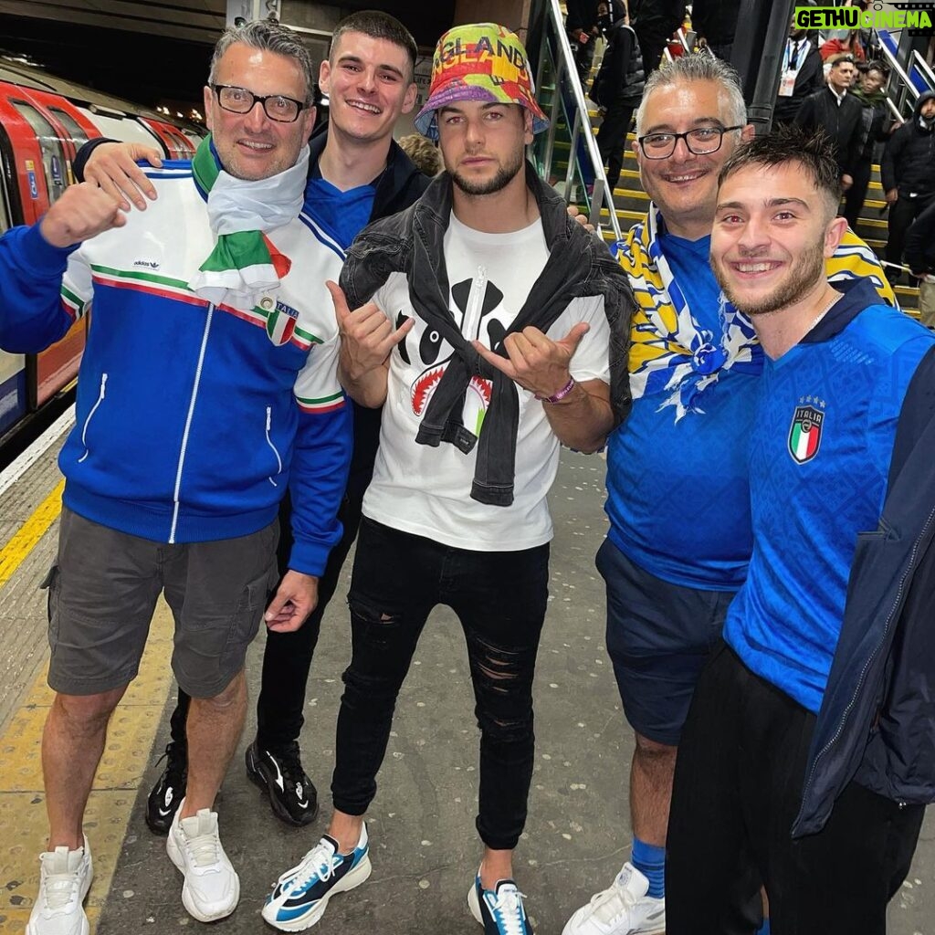 Chris Hughes Instagram - Euro 2020 final; thread. 1) Full time; rapped to some kings to lift the mood a bit. 2) Picture at half time 1-0 up with the boys. 3) Picture at 1am on the tube with the Italians. God bless this footballing nation. Proud of the English lads 🤍❤️🏴󠁧󠁢󠁥󠁮󠁧󠁿🦁 Wembley Stadium