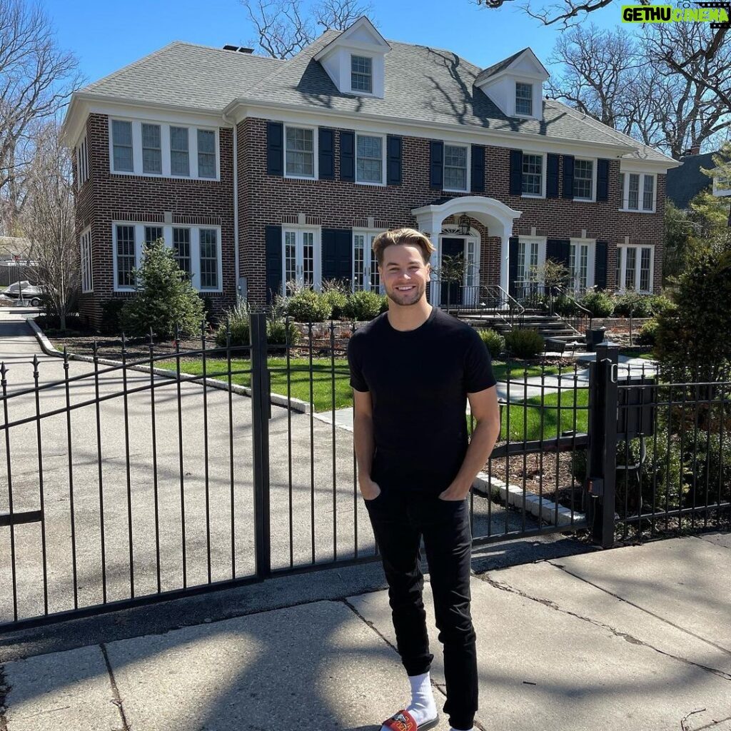 Chris Hughes Instagram - The ‘Home Alone’ House; can’t tell you how buzzing I was to be here 😍 ps second pic kinda obligatory Home Alone House