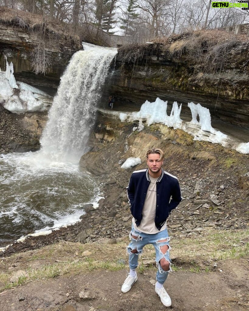Chris Hughes Instagram - Always take the scenic route! Nature will never be boring 😍 Had the best time here in Minnesota and Chicago. Travelling and seeing the world has always been something that continues to fascinate me, there’s so much beauty on this planet, America never disappoints. @meetminneapolis #MeetMPLS Minnehaha Falls