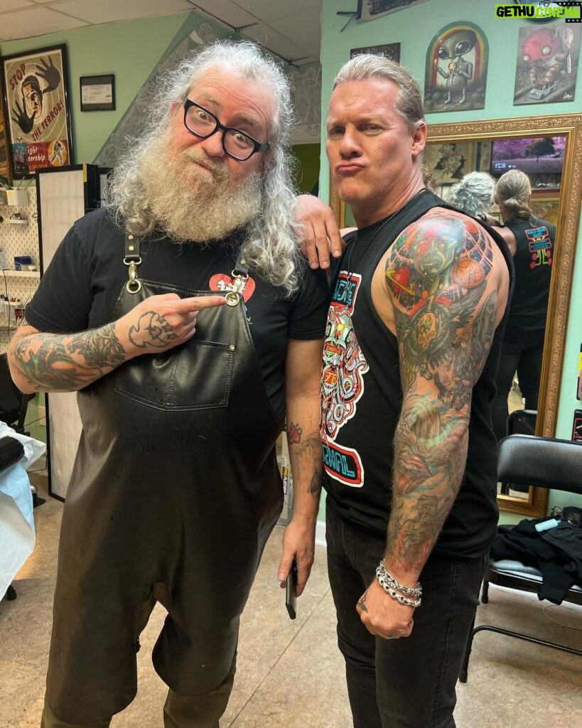 Chris Jericho Instagram - Thanks to my bro @flacomartinez13 for finishing up my @davidbowie piece (a few days after the anniversary of his passing in 2016 no less) at @studioevolvetattoo in Virginia Beach, VA tonight! Flaco’s color and detail is second to none, which is why he’s done ALL my tattoo work since 2012! Studio Evolve
