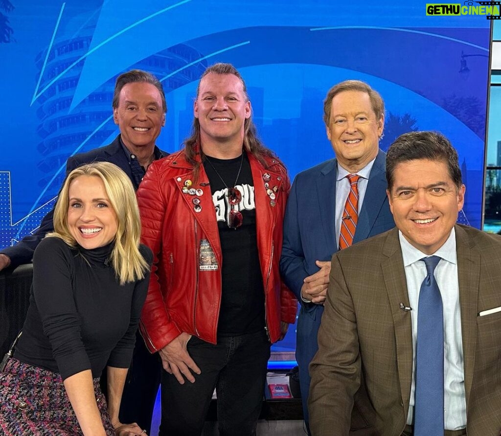 Chris Jericho Instagram - Always a blast seeing @samontv and all my friends at @ktla5news as we get ready for a HUGE weekend with #aewcollision & #AEWRampage TONIGHT and #AEWFullGear TOMORROW at @thekiaforum, as well as the premiere of #CountryHeartsChristmas THIS SUNDAY on @up_tv! @aew @ktla_entertainment KTLA Studios