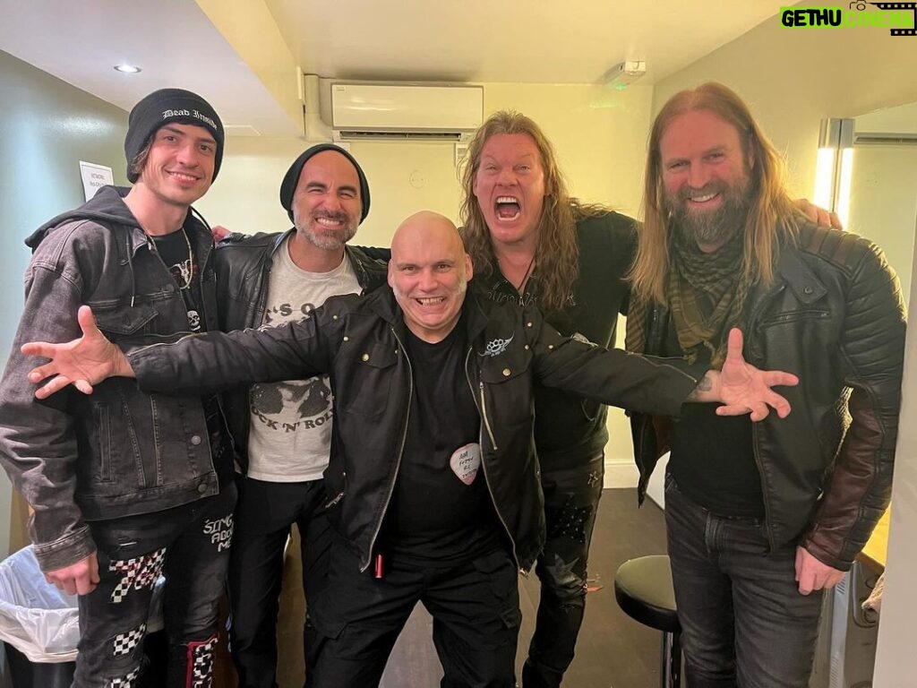 Chris Jericho Instagram - Great hang with great friends last night in Nottingham, after the biggest @fozzyrock headlining show in history! Awesome seeing former @ironmaiden singer, current solo warrior and all around hilarious bloke @blazebayley again, along with former Fozzy guitar player, legendary metal producer and current @judaspriest guitarist @andysneap!! Lots of laughs and libations were had! #PriestMeetsMaiden #JudasMaidenPriest Nottingham, United Kingdom
