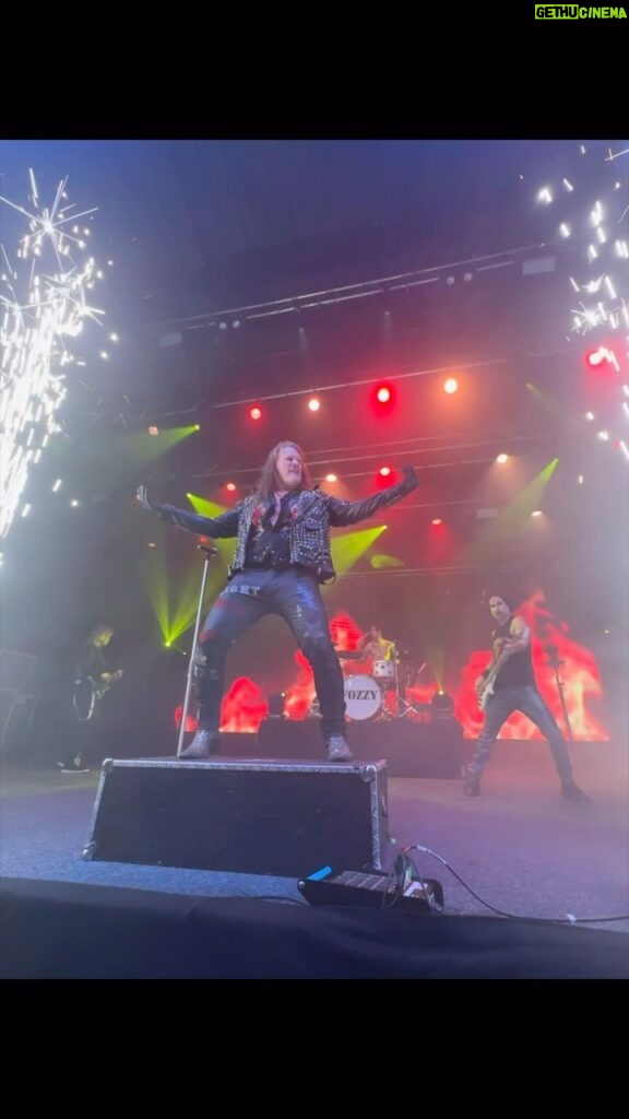 Chris Jericho Instagram - Almost 25 YEARS of @fozzyrock and enjoying the stage more than ever!! THANK YOU #Wolverhampton for an incredible night!! #spotlightontheuk 🎥: @jaydeeandcoke Wolverhampton, UK