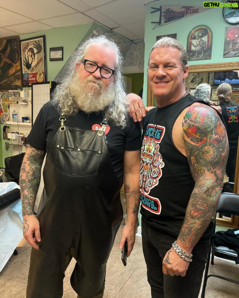 Chris Jericho Instagram - Thanks to my bro @flacomartinez13 for finishing up my @davidbowie piece (a few days after the anniversary of his passing in 2016 no less) at @studioevolvetattoo in Virginia Beach, VA tonight! Flaco’s color and detail is second to none, which is why he’s done ALL my tattoo work since 2012! Studio Evolve