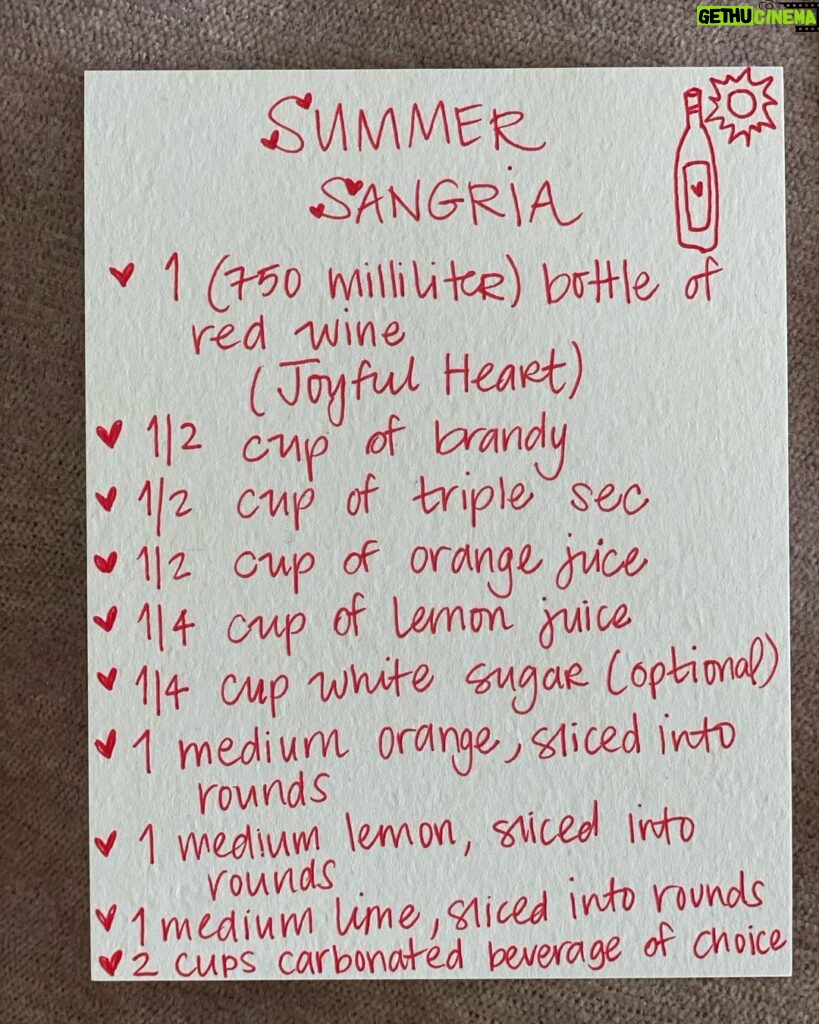 Chrissy Metz Instagram - There’s still time to make and enjoy Summer Sangria with @joyfulheartwineco! 🍷🍊🍋☀️