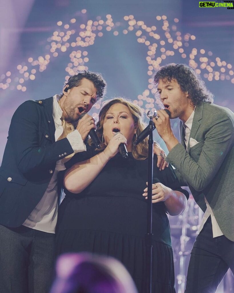 Chrissy Metz Instagram - Tonight!! 🎄 Join me, @forkingandcountry, and many others to celebrate a #CMTcrossroads Christmas! 💚❤️ Tune in at 10/9c on @CMT!