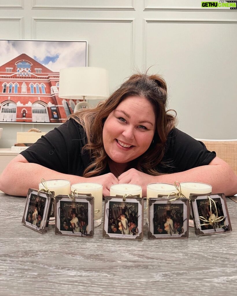 Chrissy Metz Instagram - ‘Tis the season!! 🎄 Wanted to spread some holiday cheer with a lil giveaway. Enter to win an #IllBeHomeForChristmas candle & SIGNED ornament now at the link in my bio 💚❤️ Nashville, Tennessee