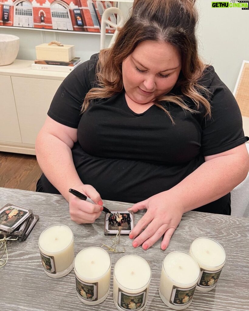Chrissy Metz Instagram - Only a couple more days to enter to make an “I’ll Be Home For Christmas” candle & signed ornament yours!! 🎄 Link in bio to enter ❤️ Nashville, Tennessee