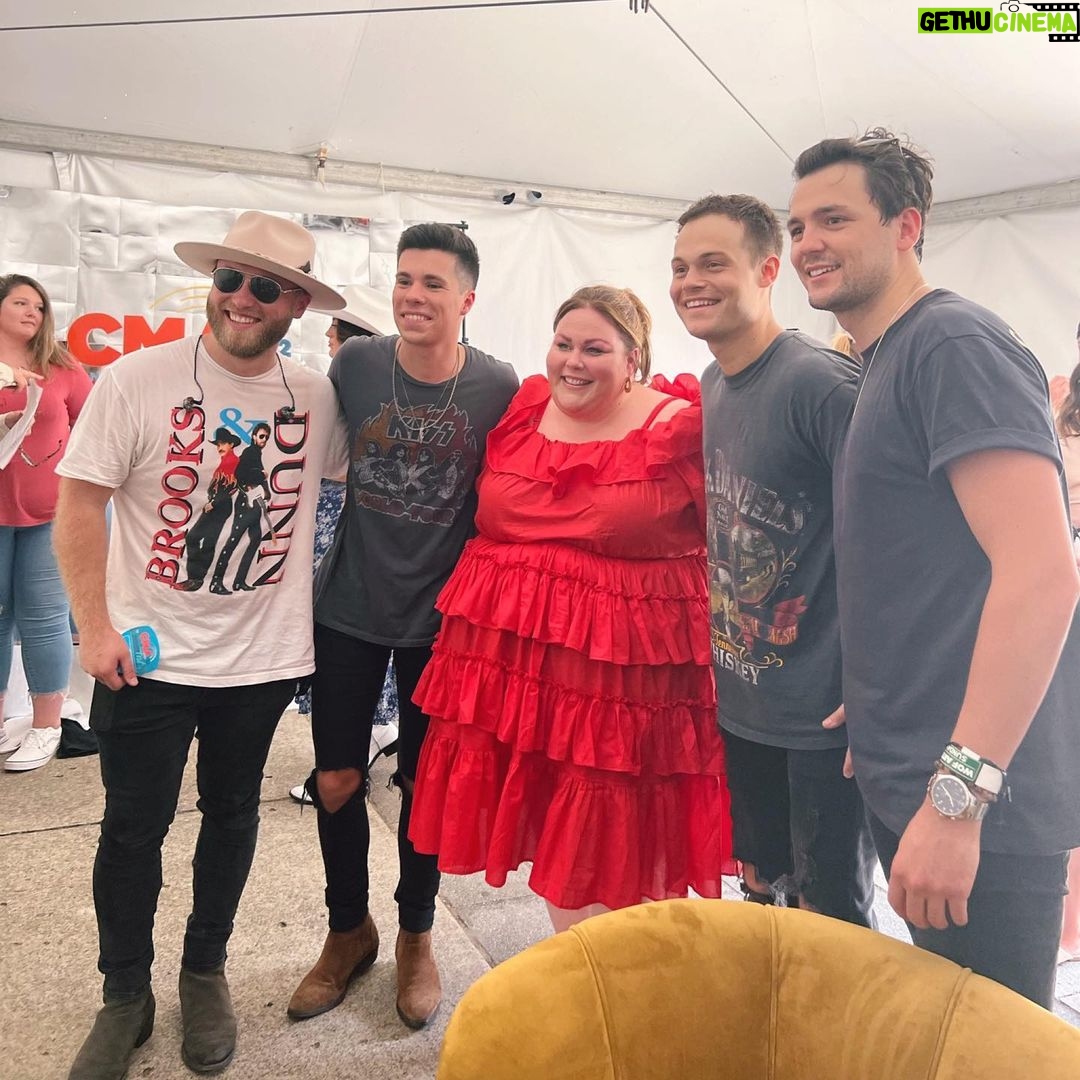 Chrissy Metz - 33K Likes - Thank you, #CMAfest. Live music is magical. And more of it is coming reaaaaaally soon ❤️ @cma
💃🏻 is @loudbodies